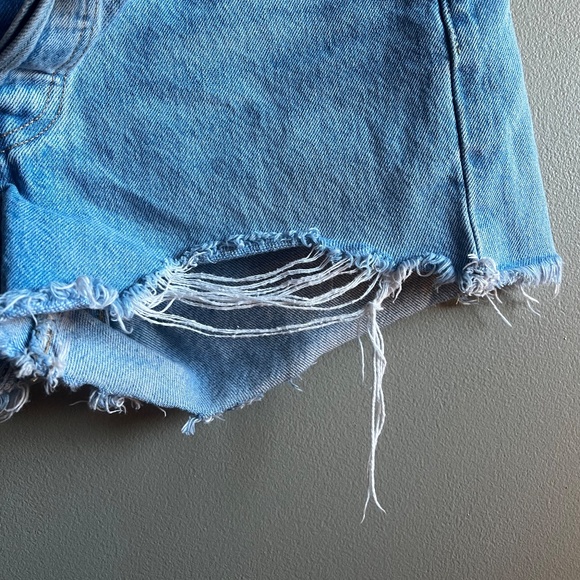 Levi Distressed Jean Shorts - Picture 8 of 9